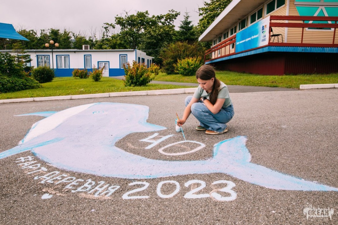 «Летняя арт-деревня»: на восьмой смене океанцы выпускают книги о детском центре и создают арт-объекты