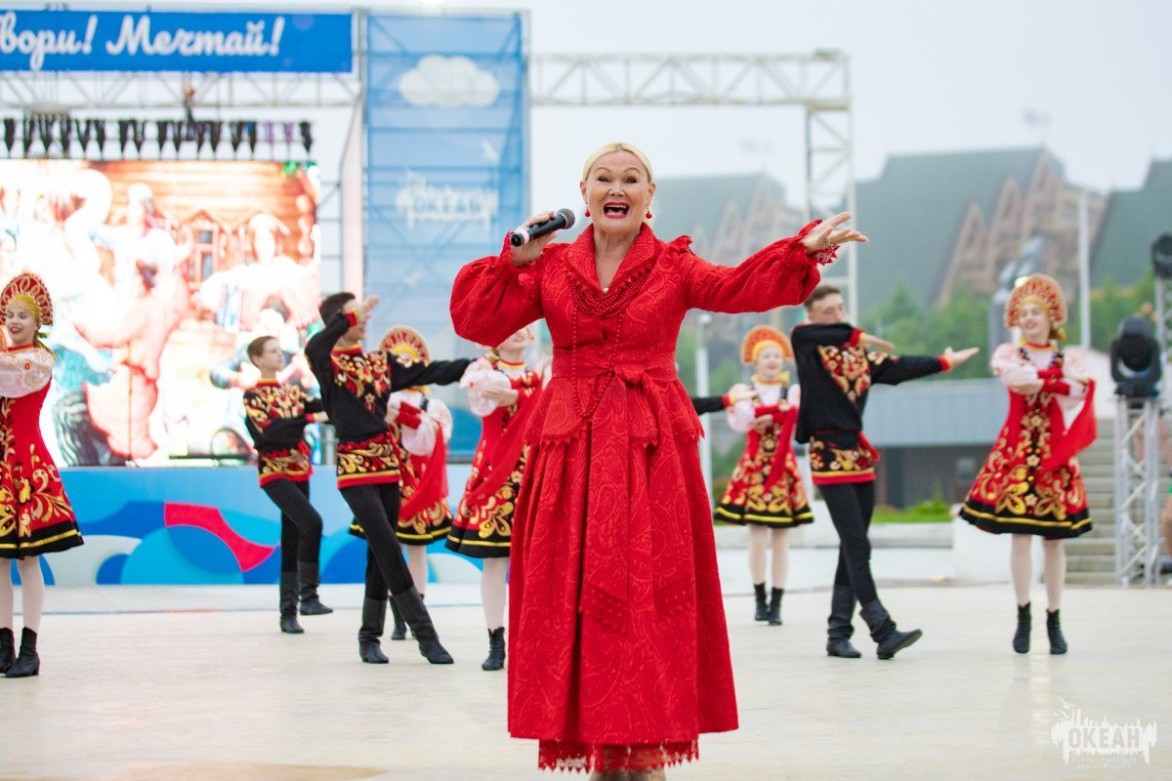 В детском центре на одной сцене с океанцами выступила народная артистка Наталья Баннова