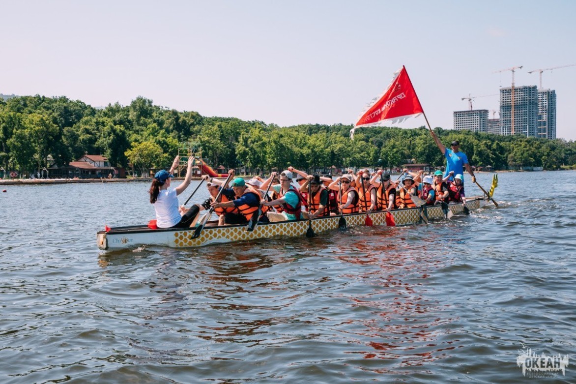 Участники Всероссийской парусной регаты в ВДЦ «Океан» соревнуются на лодках-драконах
