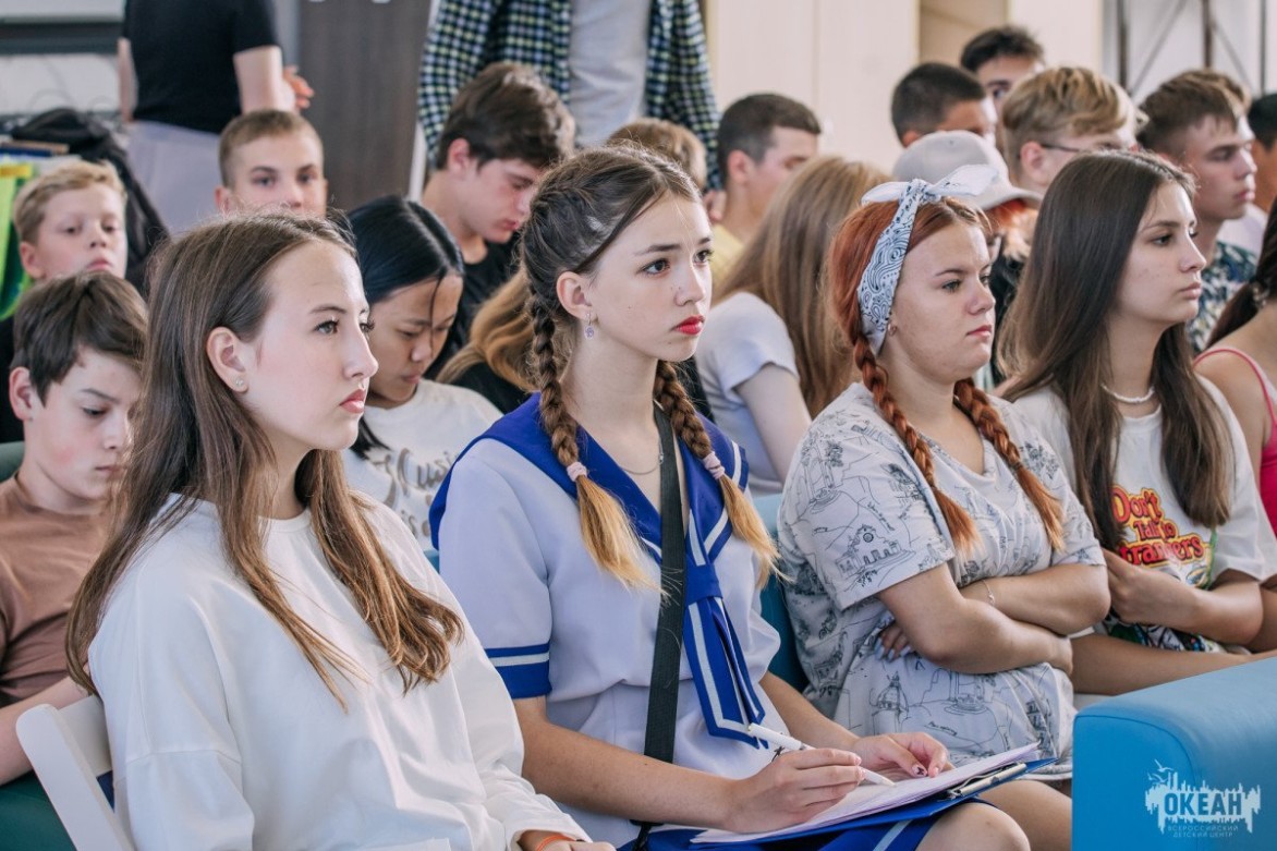Школьники пробуют себя в роли вожатого детского центра «Океан»