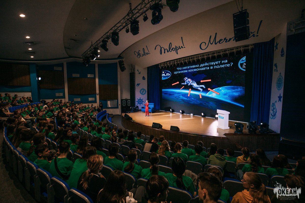 Океанцы встретились с командиром экипажа «Луна-2015» Еленой Лучицкой