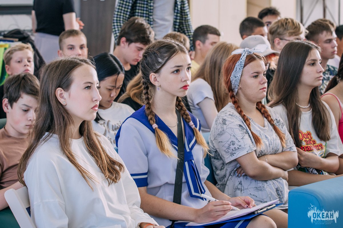 Школьники пробуют себя в роли вожатого детского центра «Океан»
