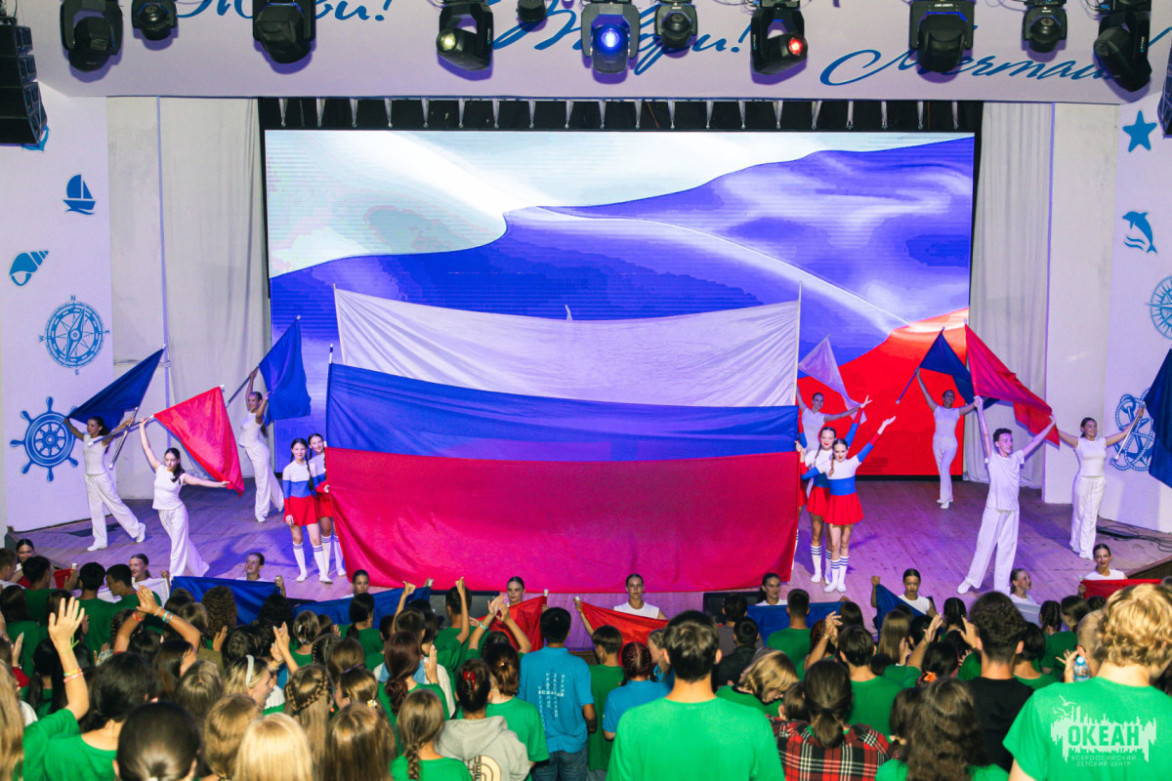 Во всех федеральных детских центрах отмечают День Государственного флага РФ