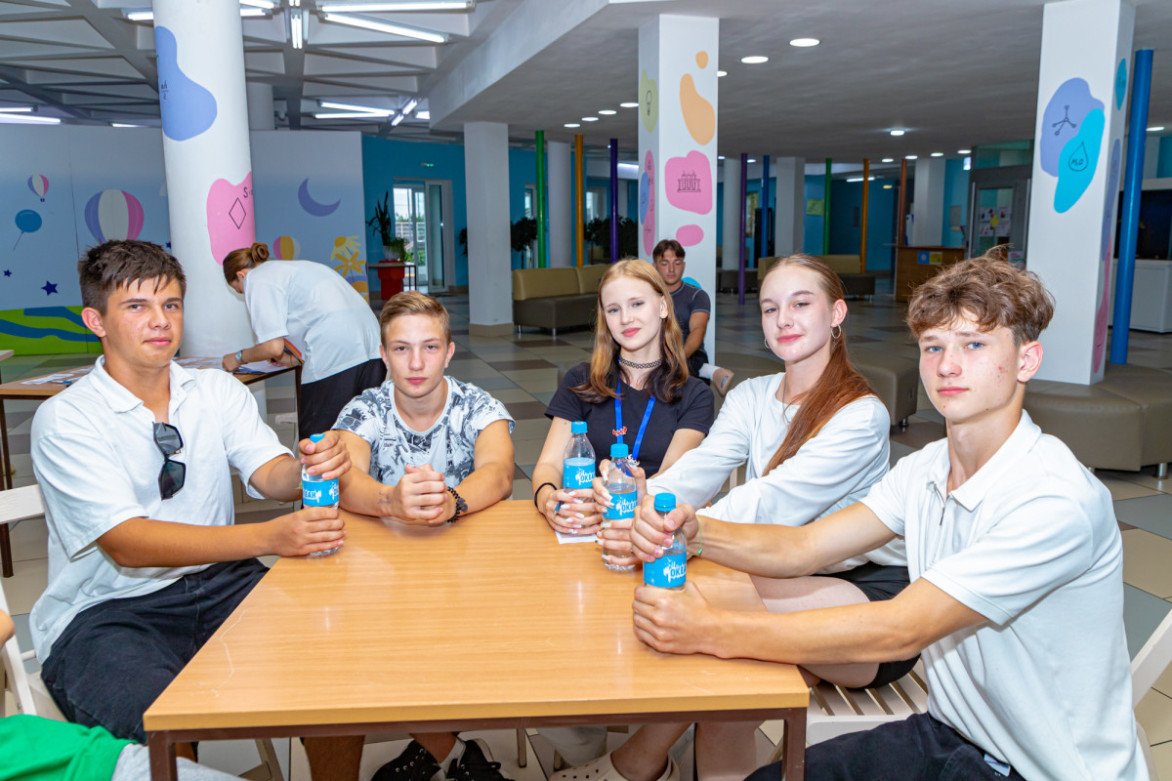 Интеллектуальное погружение в мир кино и финансов: как в ВДЦ «Океан» прошла викторина «Своя КИНОигра»