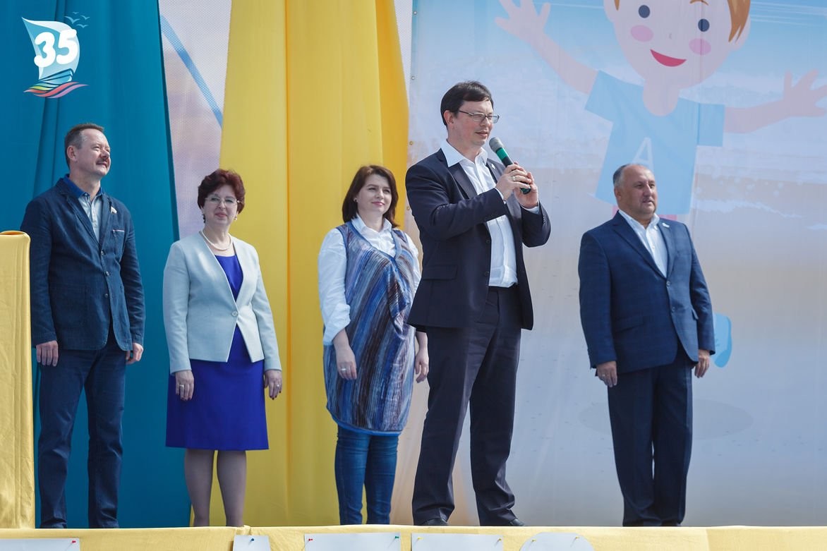 Поздравление с 35-летием «Океана» от ректора ДВФУ Никиты Анисимова