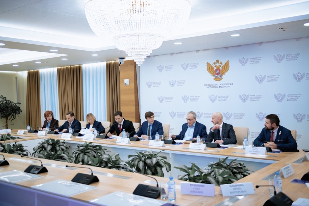 Нагрузку на учеников обсудили на заседании Общественного совета при Минпросвещения России