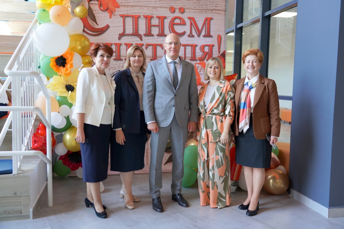 Дмитрий Чернышенко поздравил учителей с профессиональным праздником