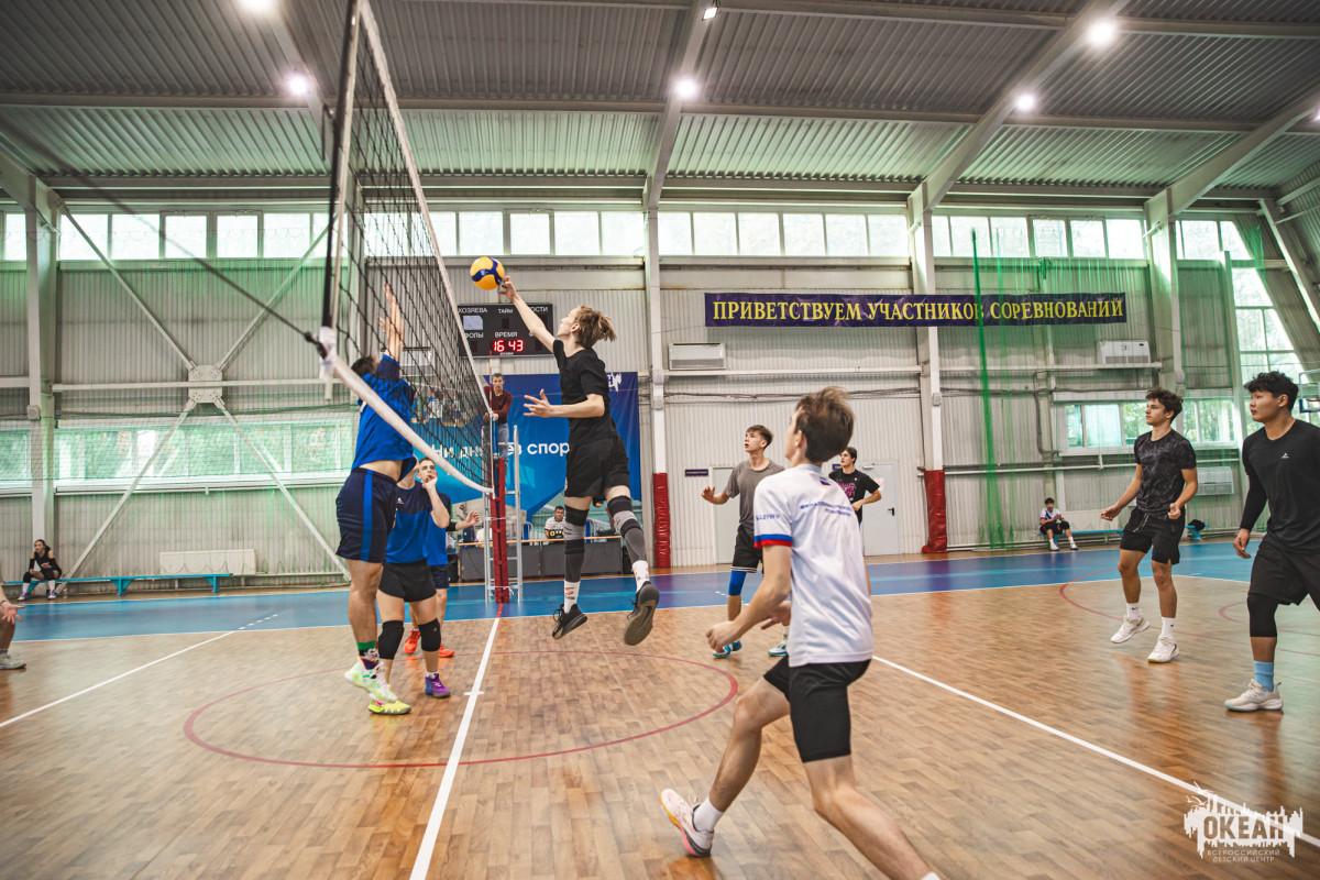 «Волейбольные горизонты»: для юных спортсменов ВДЦ «Океан» проходит образовательный курс «Энергия в каждом ударе»