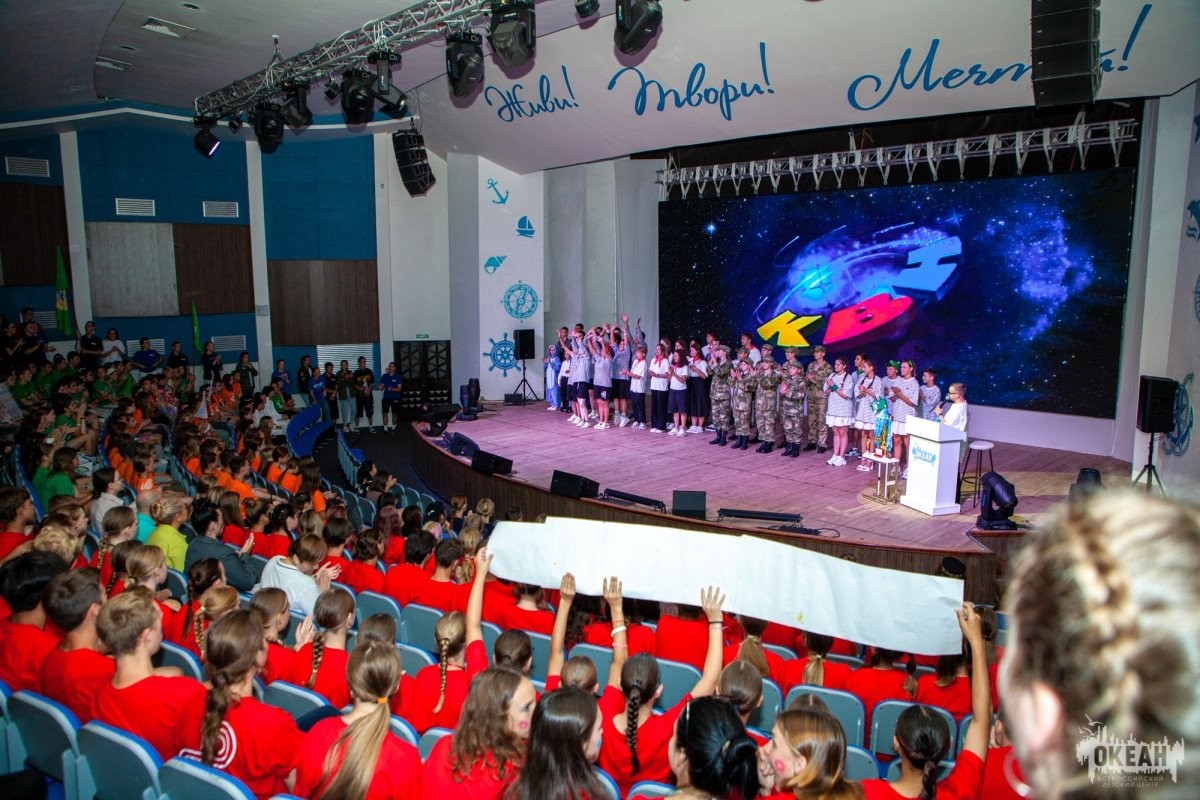 Приготовьтесь окунуться в океан веселья: добро пожаловать на «Океанскую лигу КВН!»